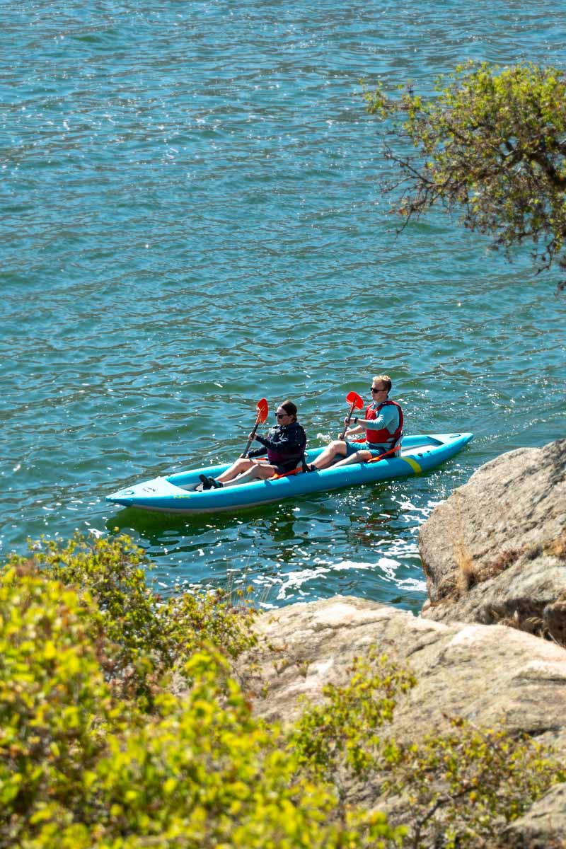 A couple paddles the Kaholo 145 just below the cliff's edge.